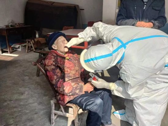 图为公平镇文化服务中心工作人员正在上门核酸采样。奉节县文化旅游委供图 图为公平镇文化服务中心工作人员正在上门核酸采样。奉节县文化旅游委供图