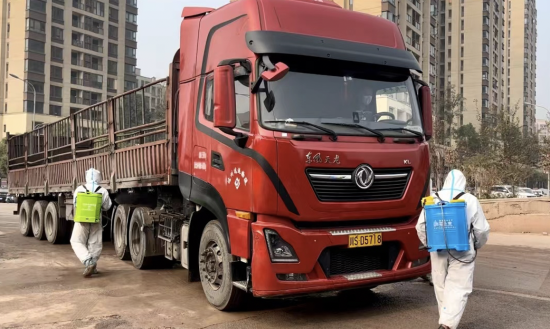 图为工地对来往工程车辆进行杀消。中铁建工集团重庆东站二标项目 供图 图为工地对来往工程车辆进行杀消。中铁建工集团重庆东站二标项目 供图