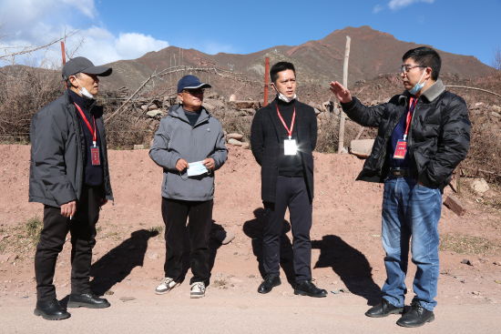 图为电影《藏地心迹》摄制组在西藏踩点。受访者供图 图为电影《藏地心迹》摄制组在西藏踩点。受访者供图