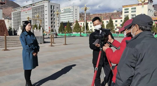 图为电影《藏地心迹》摄制组在西藏取景。受访者供图 图为电影《藏地心迹》摄制组在西藏取景。受访者供图