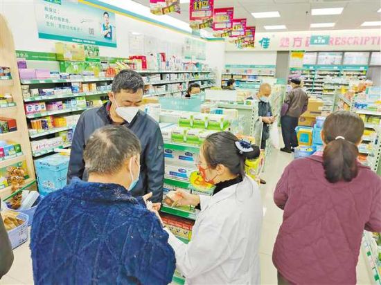 十二月二日,渝北区冉家坝,市民在药店里购买药品。记者 崔力 摄/视觉重庆 十二月二日,渝北区冉家坝,市民在药店里购买药品。记者 崔力 摄/视觉重庆
