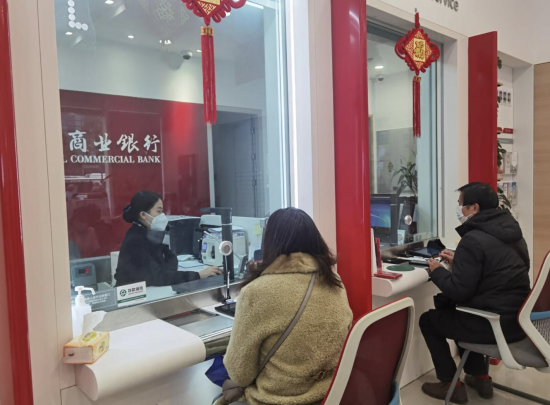 图为客户正在重庆农商行柜台办理业务。重庆农商行供图 图为客户正在重庆农商行柜台办理业务。重庆农商行供图