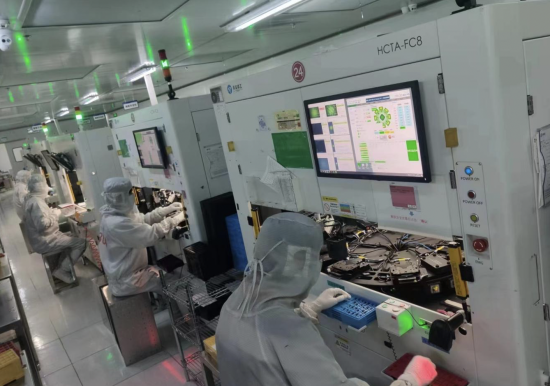 图为重庆市天实精工科技有限公司员工正在生产线作业。重庆农商行供图 图为重庆市天实精工科技有限公司员工正在生产线作业。重庆农商行供图