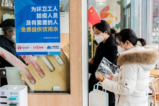 图为市民购买饮品。黄维正 摄 图为市民购买饮品。黄维正 摄