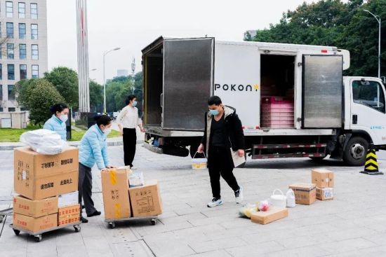 图为好利来店员正忙着卸货。黄维正 摄 图为好利来店员正忙着卸货。黄维正 摄
