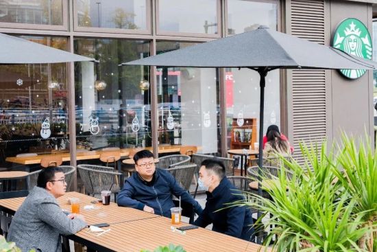 图为市民在星巴克外摆区交谈。黄维正 摄 图为市民在星巴克外摆区交谈。黄维正 摄