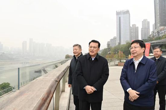 12月12日下午,在重庆市规划展览馆,市委书记袁家军在馆前平台远眺两江