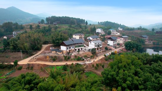 隆冬时节,铜梁区围龙镇桥亭湖,拥有600亩水域的湖面在冬日雾霭中水气弥漫缭绕,好似一幅水墨画。铜梁区委宣传部供图 隆冬时节,铜梁区围龙镇桥亭湖,拥有600亩水域的湖面在冬日雾霭中水气弥漫缭绕,好似一幅水墨画。铜梁区委宣传部供图