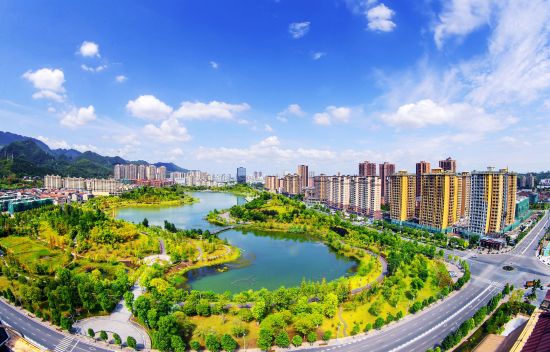 图为垫江县的蓝天白云。垫江县生态环境局供图 图为垫江县的蓝天白云。垫江县生态环境局供图