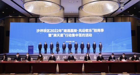 图为集中签约现场。文胜摄 图为集中签约现场。文胜摄
