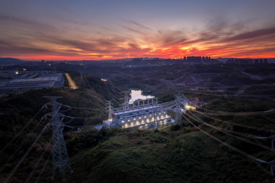图为夕阳下的金山500千伏变电站。国网重庆电力供图 图为夕阳下的金山500千伏变电站。国网重庆电力供图