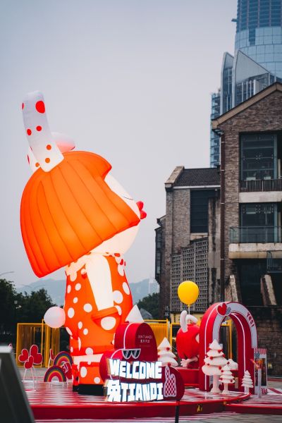 图为“奈美兔”与建筑物“相映成趣”。主办方供图 图为“奈美兔”与建筑物“相映成趣”。主办方供图