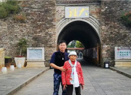 母子俩在大理合影。受访者供图 母子俩在大理合影。受访者供图
