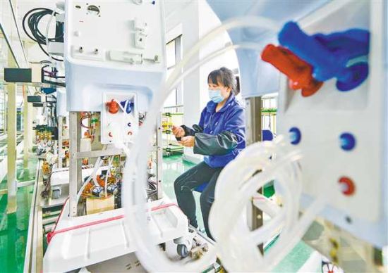 重庆山外山血液净化技术股份有限公司生产车间内,工作人员加班加点生产血液净化医疗设备。记者 齐岚森 摄/视觉重庆 重庆山外山血液净化技术股份有限公司生产车间内,工作人员加班加点生产血液净化医疗设备。记者 齐岚森 摄/视觉重庆