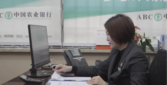 ͼΪũ��ʯ��֧��Ա�����ڹ����С������� ��