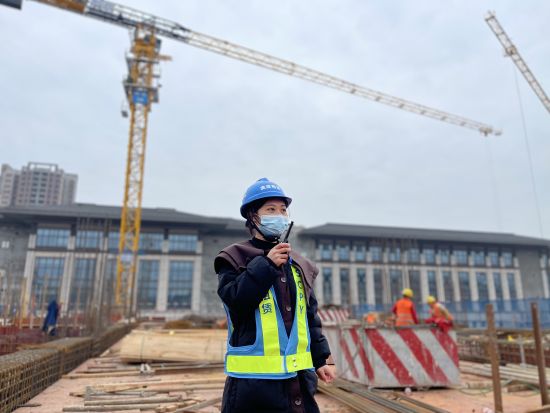 图为塔吊指挥yuan