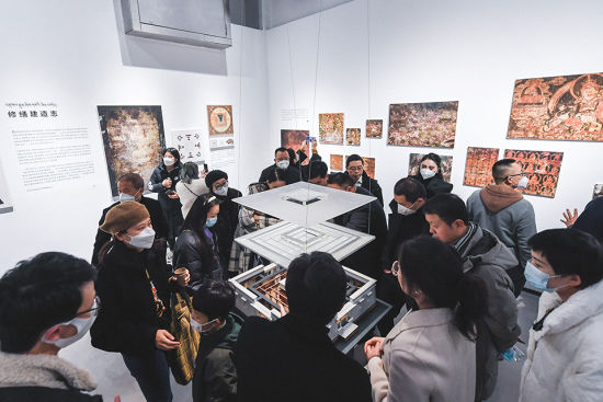 图为观众观看展览。 主办方供图 图为观众观看展览。 主办方供图