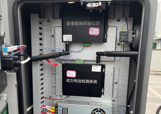 图为安装在充电桩上的动力电池检测模块。受访者供图 图为安装在充电桩上的动力电池检测模块。受访者供图