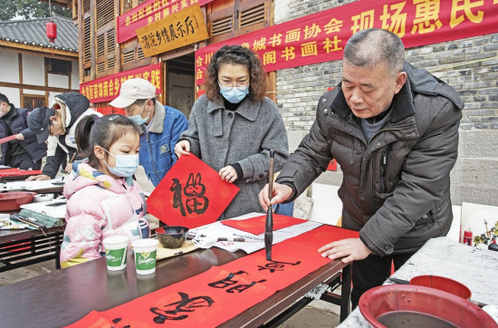 图为书法家们在书写春联。 合川区委统战部供图 图为书法家们在书写春联。 合川区委统战部供图