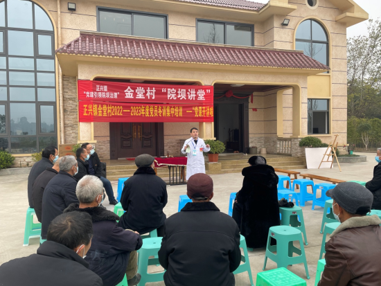图为张子强为老人们讲解健康知识。 璧山区委统战部供图 图为张子强为老人们讲解健康知识。 璧山区委统战部供图