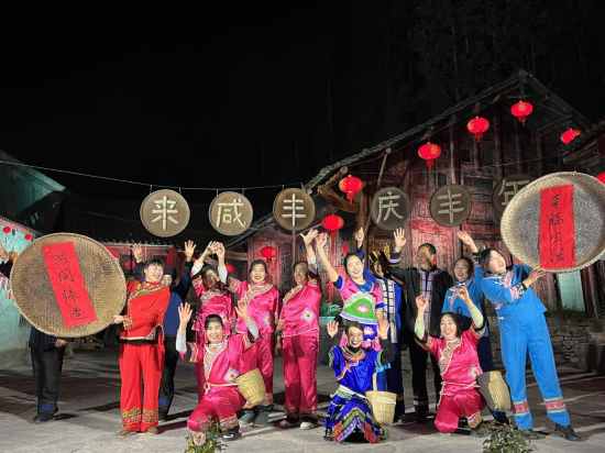 图为群众表演民俗节目。 黔江区委统战部供图 图为群众表演民俗节目。 黔江区委统战部供图