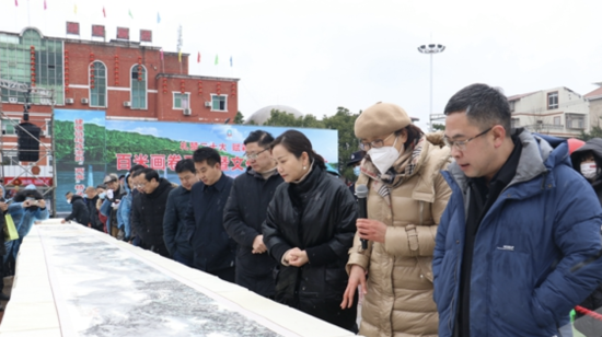 嘉宾们欣赏百米画卷 嘉宾们欣赏百米画卷
