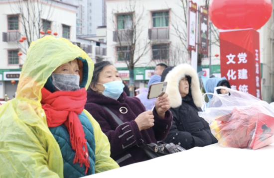 当地居民看得津津有味 当地居民看得津津有味