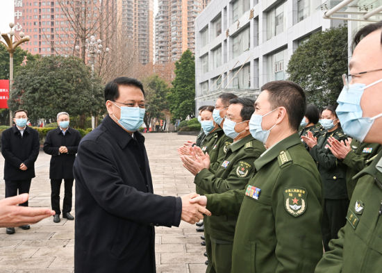 1月18日下午,市委书记袁家军看望烈属马远福、杜永珍夫妇。记者 苏思 摄 1月18日下午,市委书记袁家军看望烈属马远福、杜永珍夫妇。记者 苏思 摄