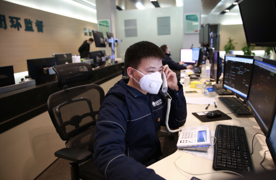 图为国网重庆电力员工在调度室保障节日期间电网可靠供电。钟雪 摄 图为国网重庆电力员工在调度室保障节日期间电网可靠供电。钟雪 摄