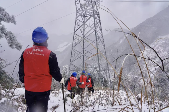 图为国网重庆电力员工在雪宝山冒雪对输电线路开展节前特巡。贺兮 摄 图为国网重庆电力员工在雪宝山冒雪对输电线路开展节前特巡。贺兮 摄