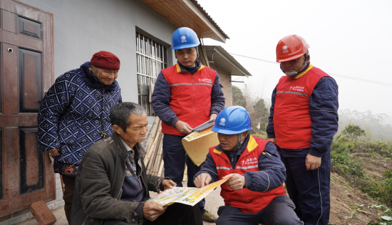 图为国网重庆电力员工在河边镇田家沟村向还乡人员宣讲安全用电知识。蒋佩 摄 图为国网重庆电力员工在河边镇田家沟村向还乡人员宣讲安全用电知识。蒋佩 摄