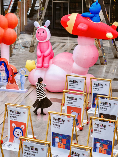 图为熊小木潮流艺术美陈展全国首展。 金科中心供图 图为熊小木潮流艺术美陈展全国首展。 金科中心供图
