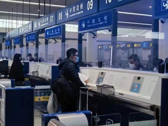图为边检现场。 重庆边检总站供图 图为边检现场。 重庆边检总站供图