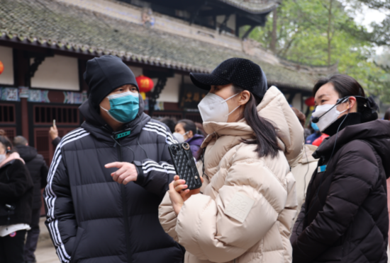 图为影视演员陈建斌、蒋勤勤夫妇参观大足石刻。 大足区融媒体中心供图 图为影视演员陈建斌、蒋勤勤夫妇参观大足石刻。 大足区融媒体中心供图