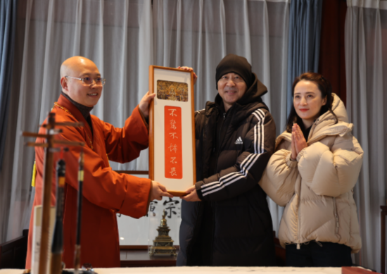 图为影视演员陈建斌、蒋勤勤夫妇提笔为大足石刻留下墨宝。 大足区融媒体中心供图 图为影视演员陈建斌、蒋勤勤夫妇提笔为大足石刻留下墨宝。 大足区融媒体中心供图