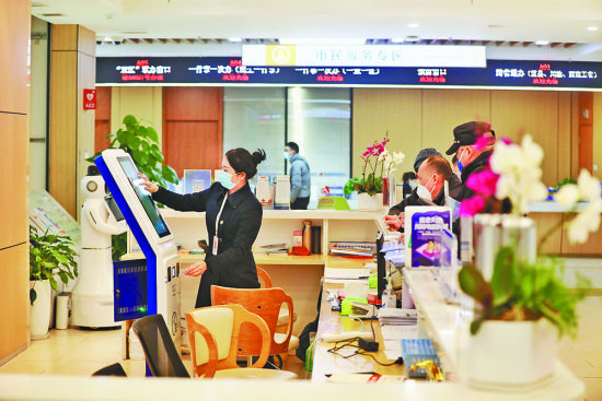 1月28日,重庆高新区政务服务中心,工作人员为市民提供热情细致的服务。首席记者 龙帆 摄 1月28日,重庆高新区政务服务中心,工作人员为市民提供热情细致的服务。首席记者 龙帆 摄