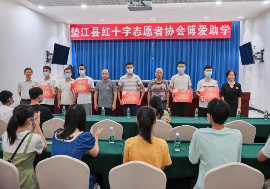 图为垫江县红十字志愿者协会开展博爱助学活动。市红十字会供图 图为垫江县红十字志愿者协会开展博爱助学活动。市红十字会供图
