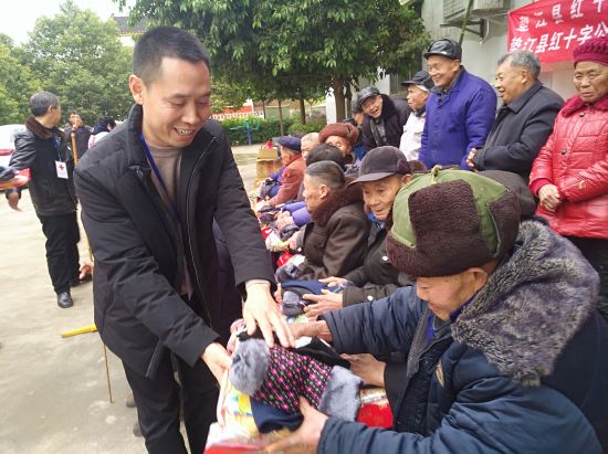 图为黄兴平开展春节送温暖活动。市红十字会供图 图为黄兴平开展春节送温暖活动。市红十字会供图