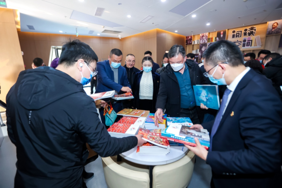 图为合商们在区美术馆参观。 合川区委统战部供图 图为合商们在区美术馆参观。 合川区委统战部供图
