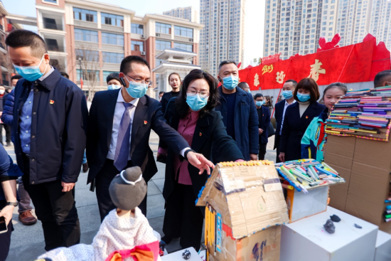 图为企业家们在瑞山中学参观。 合川区委统战部供图 图为企业家们在瑞山中学参观。 合川区委统战部供图
