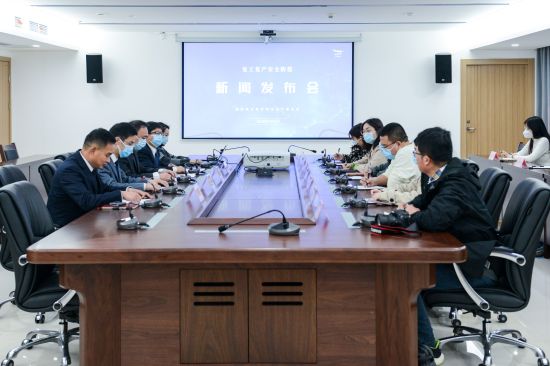 ͼΪ���������������и���������ȫ�������ŷ����ᡣ������ ��