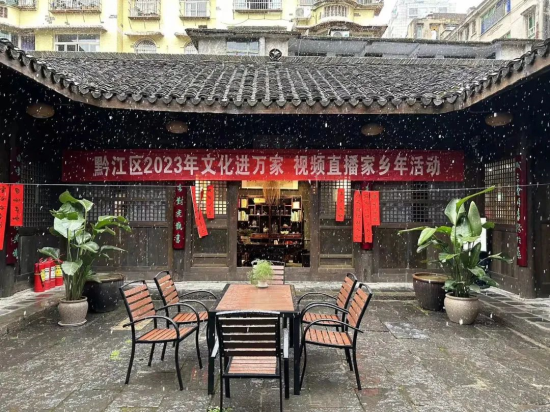 图为黔江区举办迎新春送春联活动。 黔江区委统战部供图 图为黔江区举办迎新春送春联活动。 黔江区委统战部供图