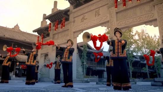 图为在濯水古镇举行的民族文化表演。 黔江区委统战部供图 图为在濯水古镇举行的民族文化表演。 黔江区委统战部供图