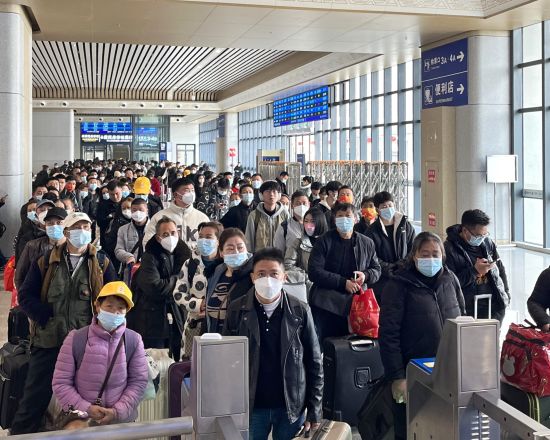 图为百余名务工人员等待检票。巫山县宣传部供图 图为百余名务工人员等待检票。巫山县宣传部供图