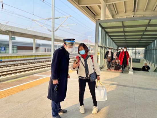 图为安排专人在电梯口、站台等处所加强宣传引导。巫山县宣传部供图 图为安排专人在电梯口、站台等处所加强宣传引导。巫山县宣传部供图