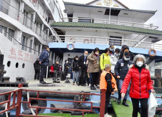 _长江传说游轮停靠巫山,游客下船游览小三峡等风景名胜 _长江传说游轮停靠巫山,游客下船游览小三峡等风景名胜