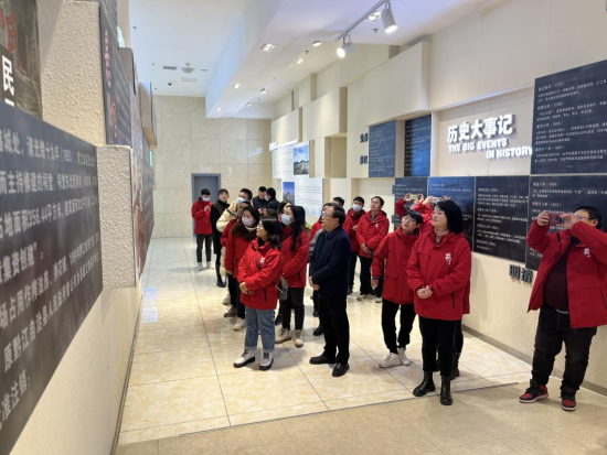 图为调研组走访园区和规划展览馆。 黔江区委统战部供图 图为调研组走访园区和规划展览馆。 黔江区委统战部供图