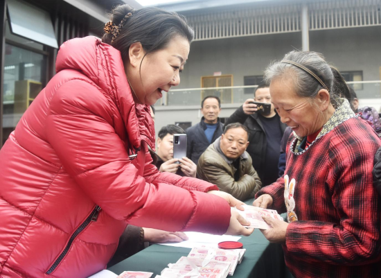 图为企业向村民发放“红利”。涪陵区委统战部供图 图为企业向村民发放“红利”。涪陵区委统战部供图