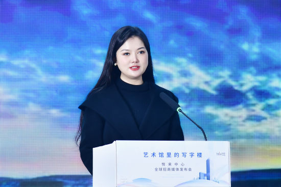 图为重庆悦瑞文化旅游发展有限公司副总经理王靖宣传推介悦来中心项目。 刘成 摄 图为重庆悦瑞文化旅游发展有限公司副总经理王靖宣传推介悦来中心项目。 刘成 摄