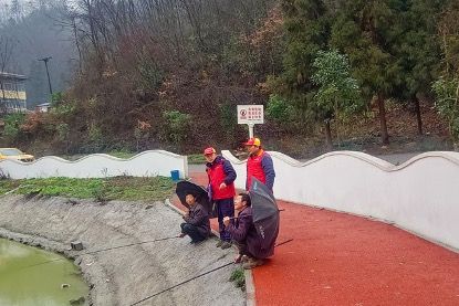 图为工作人员正在劝离电线下的垂钓人员。赵楼 摄 图为工作人员正在劝离电线下的垂钓人员。赵楼 摄